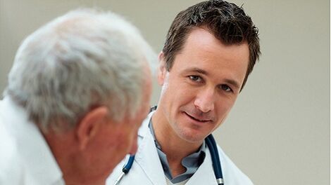 El médico prescribe medicamentos para la prostatitis.